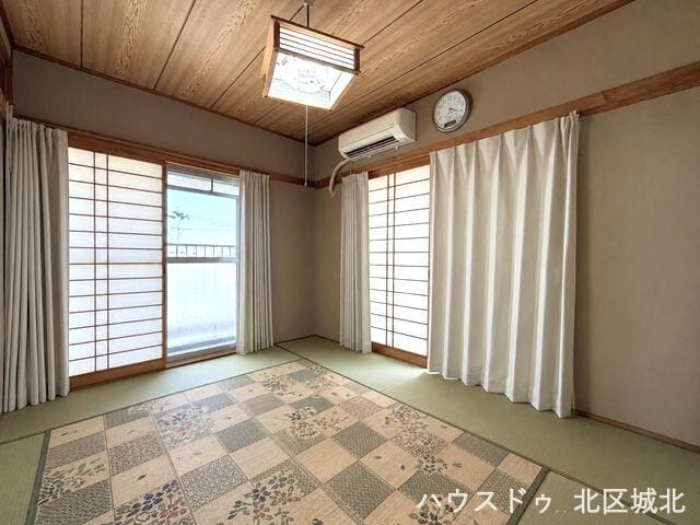 【6畳和室】
客間としても普段使いの居室としても使える和室で、来客時や宿泊時にも対応できる頼もしい空間となっています。
※イメージ画像(実際の写真をもとに家具等をCGで除去したものになります)