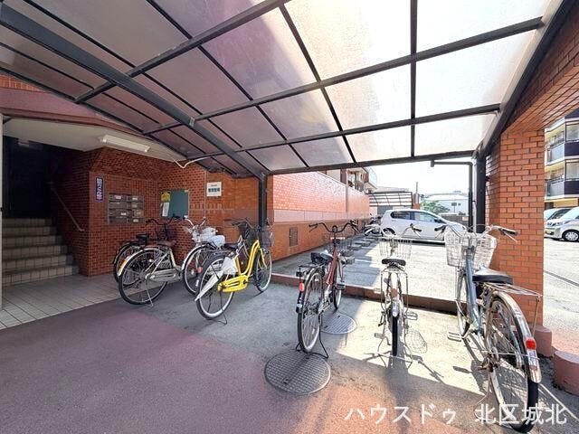 自転車を安心して置ける共用駐輪場。