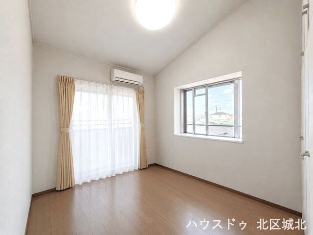 【北側洋室】
やさしい光に包まれる洋室。心地よい毎日を過ごせる空間です。
※イメージ画像(実際の写真をもとに家具等をCGで除去したものになります)