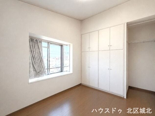 【北側洋室】
クローゼット付きお部屋。季節物の整理に便利で、使い勝手の良い洋室収納です。
※イメージ画像(実際の写真をもとに家具等をCGで除去したものになります)