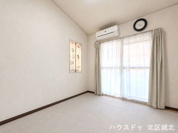 【南側洋室】
自分専用の場所があるので,リビングダイニングに自分のものを置きっぱなしにすることもなくなります。
※イメージ画像(実際の写真をもとに家具等をCGで除去したものになります)