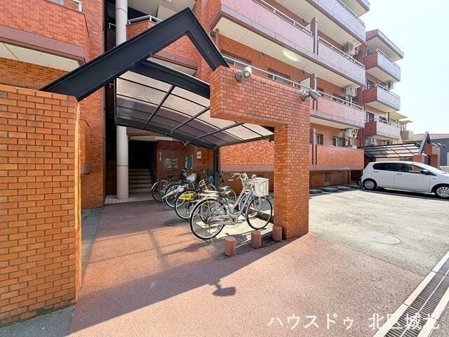 住まう方や来訪者を迎える、上質感のあるエントランス。