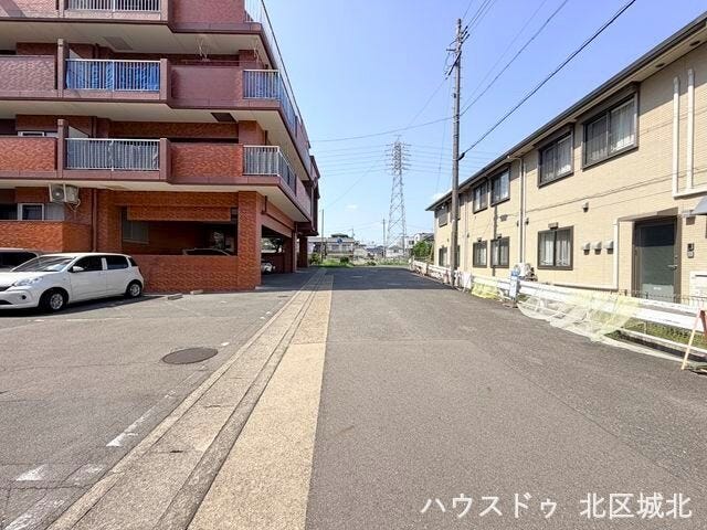 【東側前面道路】
街並みが開放的で圧迫感がありません。