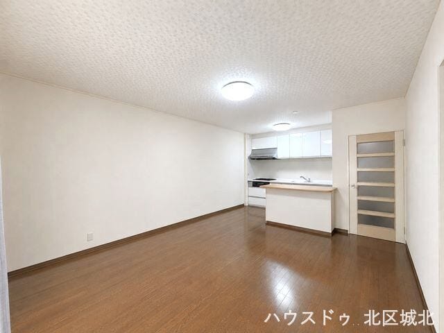 リビングとダイニングキッチンがワンフロアに集まった開放的な空間。できた料理をすぐに食卓へ運べるのも嬉しいところです。
※イメージ画像(実際の写真をもとに家具等をCGで除去したものになります)