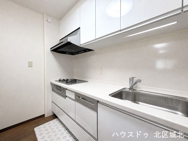 スタイリッシュなキッチン。明るさと使いやすさを兼ね備えた魅力のLDKです。
※イメージ画像(実際の写真をもとに家具等をCGで除去したものになります)