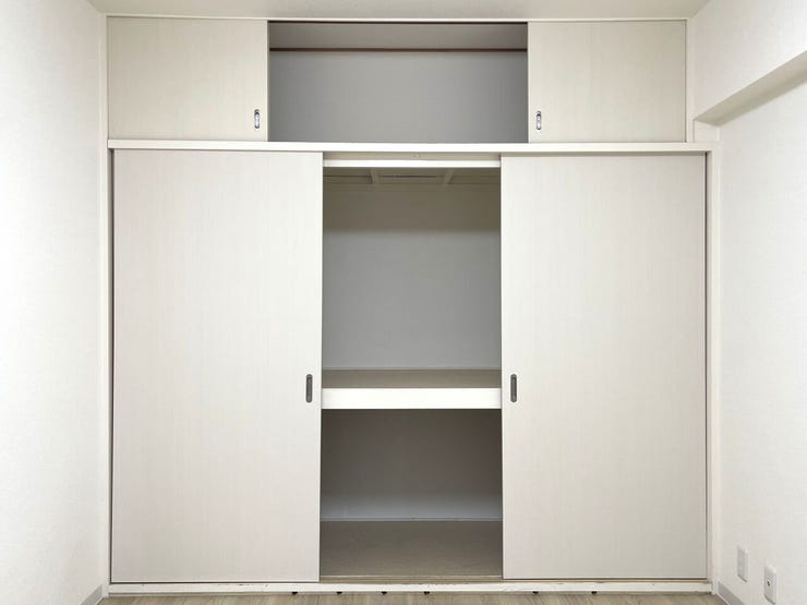 ◇収納◇
この空間量だからこそのゆったりとした収納スペース、季節ものの衣装や沢山の思い出をしまえるスペースは大変重宝します。お部屋もスッキリし、個室空間を広くお使いいただけます。