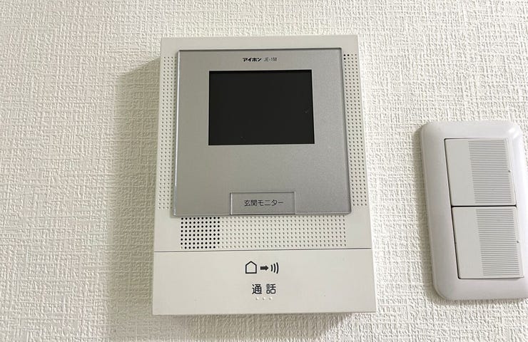 ◇TVモニター付インターホン◇
TVモニターで訪問者を確認してから会話することができますので、安心して対応していただけます。また、姿を見られたくない空き巣や不審者が嫌がるため防犯効果も高まります。