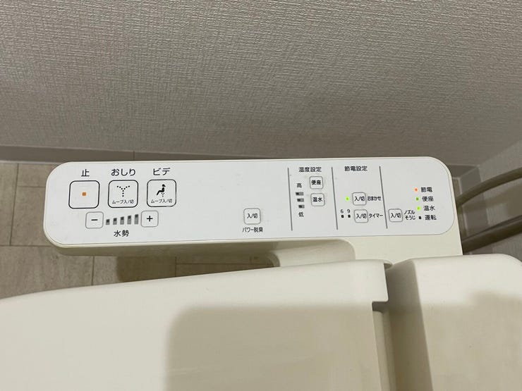 ◇トイレリモコン◇
リコモンがあることで、体勢をかえることなく手の届く所に全てが揃います。
