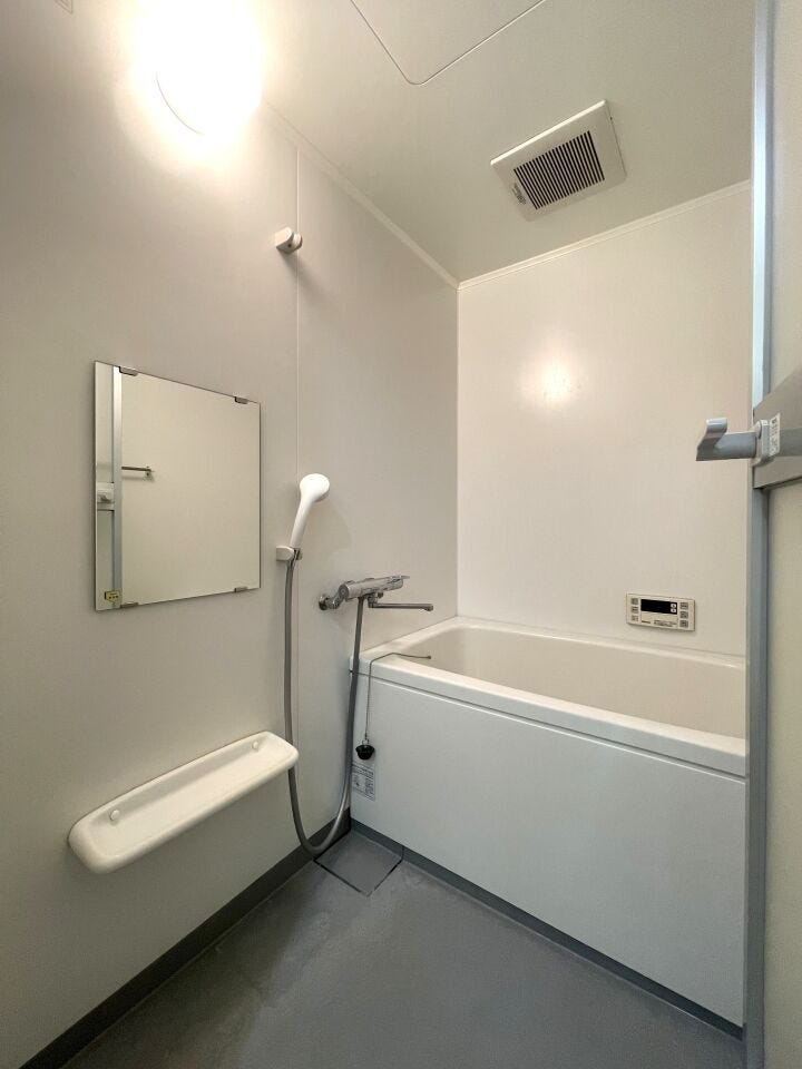 ◇浴室◇
毎日の疲れを癒す場所だからこその、シンプルで落ち着いた空間となっています。浴槽にゆっくりと身を沈め深く瞑想をすれば、また新たな活力が湧いてきます。