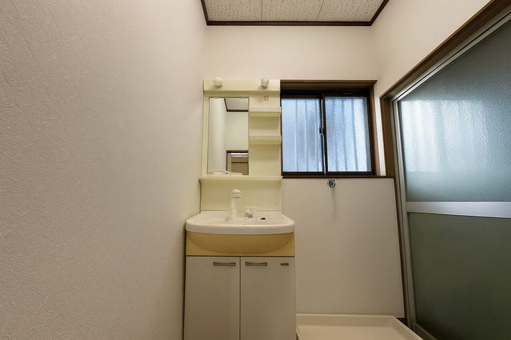 洗面室にも窓があり、明るくなりますね◎
しっかり換気もできます◎
※実際の写真から生活用品を消すCG加工をしています。