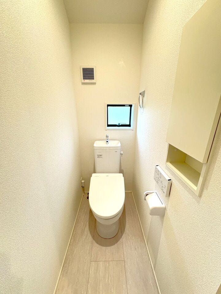 採光に配慮した、窓付きのトイレ