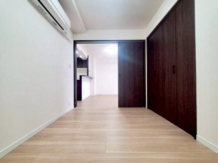 【Bedroom】ナチュラルな内装で、リラックスできる空間。寝室や書斎にも最適です。