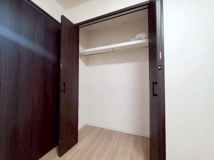 【Bedroom】クローゼット完備で収納力◎。家具の配置もしやすい機能的な洋室です。