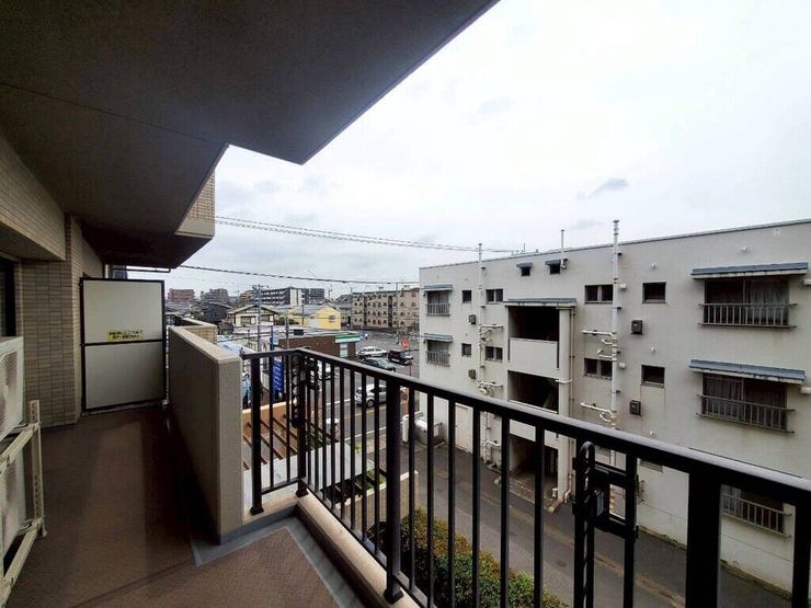 【Balcony】日当たりの良いバルコニーはお洗濯物がしっかり乾きやすく、毎日の家事にも重宝します。