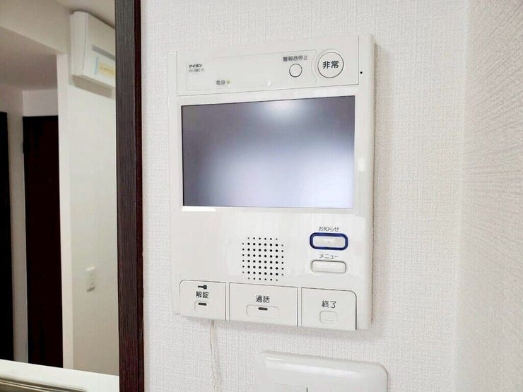 【Facilities】来訪者を確認できるモニター付きインターホンで、防犯面も安心です。