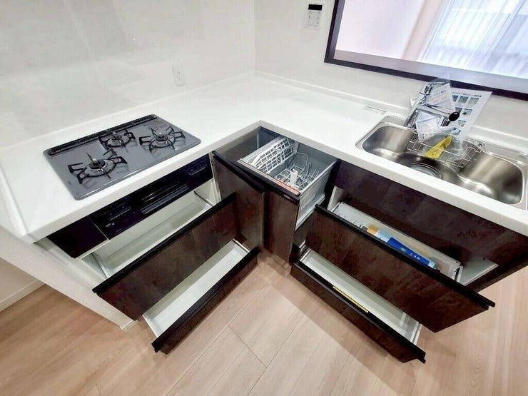 【kitchen】家事の時短に便利な食洗機付き。手洗い不要で毎日の負担を軽減します。