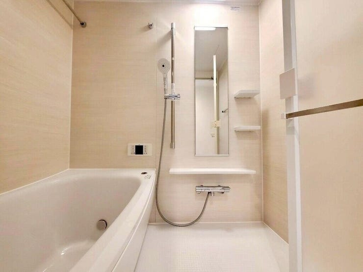【Bathroom】お子様とのバスタイムにも十分な広さがあり、掃除も簡単にできます。