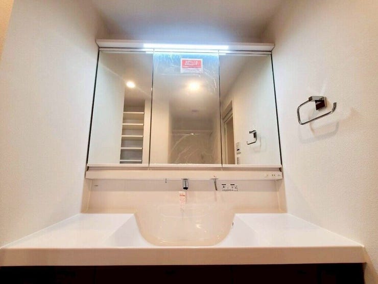 【Washroom】毎朝の準備がスムーズに。広めの洗面台と収納が使いやすい洗面所です。