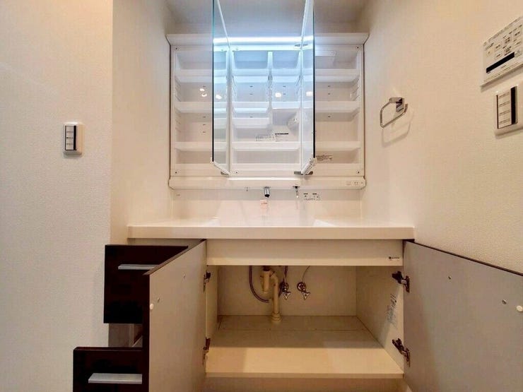 【Washroom】壁付け水栓で、カウンターまわりが汚れにくくお手入れも簡単です。