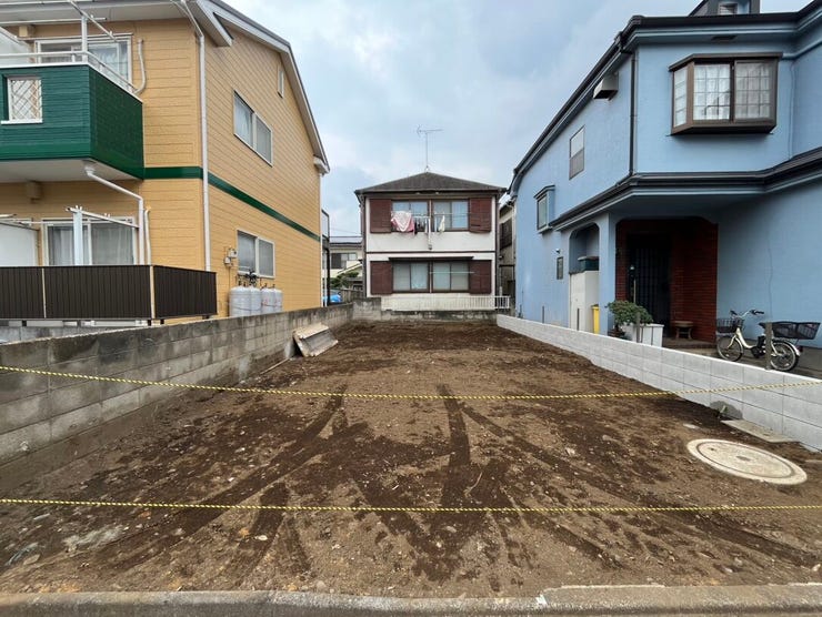 【外観】
開放感のある整形地の建築条件なし売地です。周囲は閑静な住宅街で、日当たりも良く理想のマイホーム建築が叶います。ゼロから家族の夢を形にできる、自由度の高い敷地で新しい暮らしの計画を始めてみませんか。