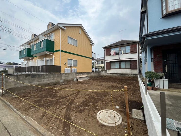 間口が広く、駐車スペースの確保もゆとりある配置が可能です。前面道路も穏やかで、小さなお子様がいるご家庭でも安心感がありますね。どんな住まいを建てようかと想像が膨らむ、健やかな毎日が送れる場所です。