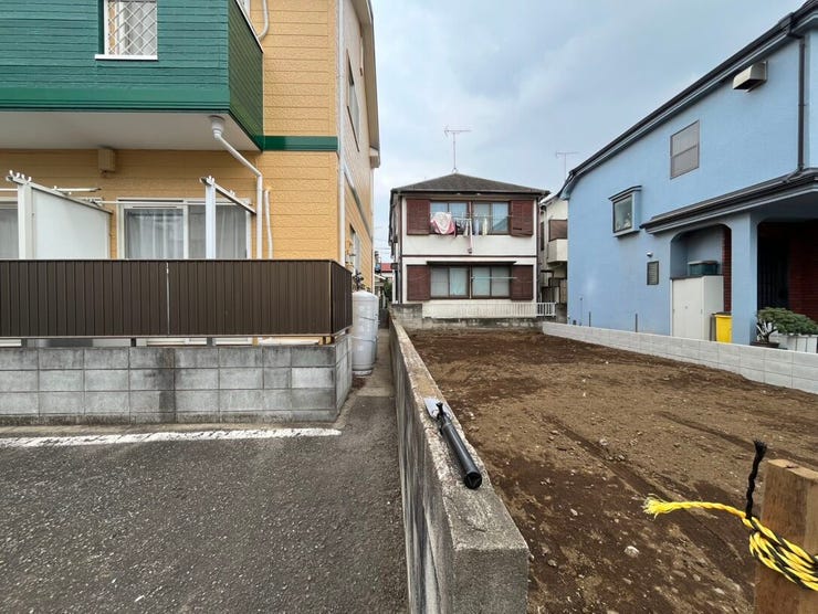 閑静な住宅街に位置する、建築プランの立てやすい整形地です。敷地内にはゆとりがあり、駐車スペースやお庭の配置も自由自在。理想のマイホーム建築に向けて、家族の夢を形にできる可能性が広がっています。