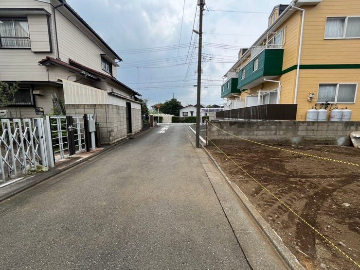 前面道路は幅にゆとりがあり、車の出入りがしやすい環境です。見通しも良好で、日々の車の運転も安心して行えますね。閑静な住宅街に位置し、落ち着いた街並みの中で穏やかな暮らしを叶えられそうです