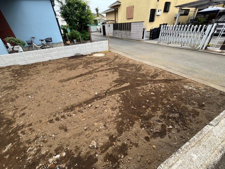 設計の自由度が高い、整形型の売地です。道路から敷地内まで見通しが良く、車の出し入れもスムーズな動線計画が立てられます。日々の暮らしを穏やかに過ごせそうな、落ち着いた空気に包まれた住環境ですね。