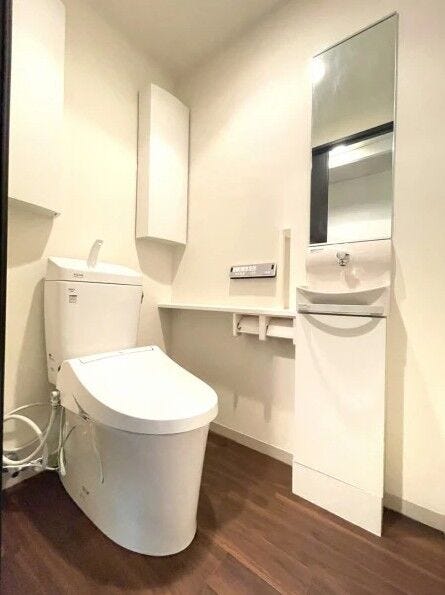 トイレを出る前に手洗いができる、便利な手洗い器付き!