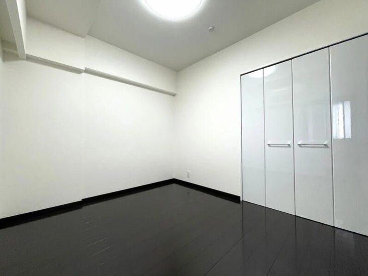 廊下から出入りする独立した主寝室としても使いやすい洋室!