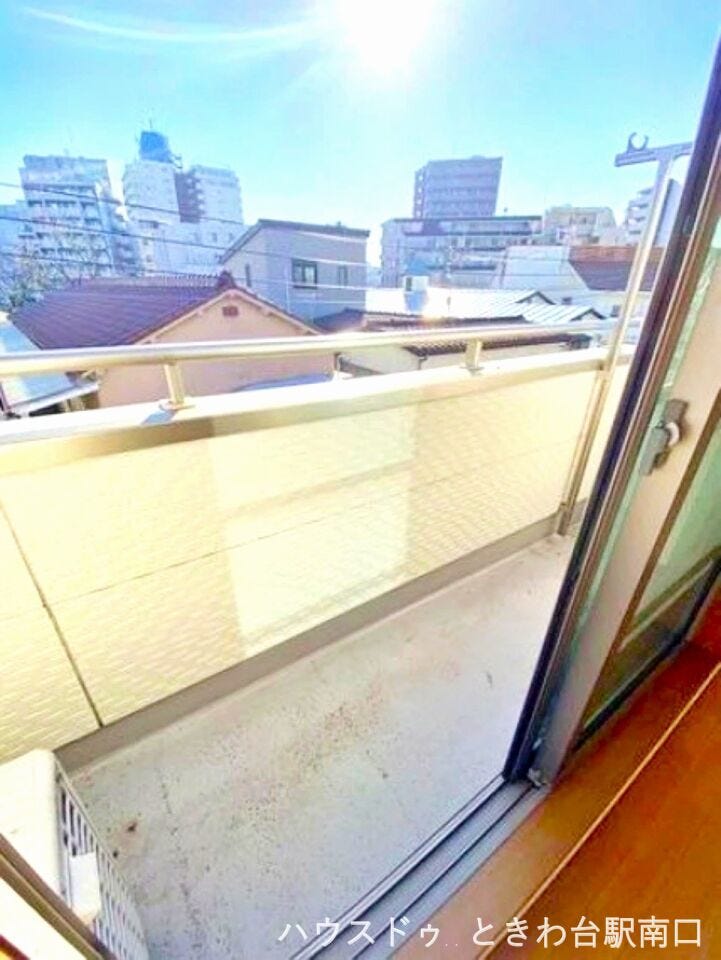 上階のバルコニーは視界が開けており、明るい日差しが差し込みます。風通しも良く、リフレッシュしたい時にも好適。都心の利便性を享受しつつ、穏やかな時間を感じられます。