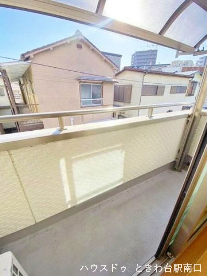 バルコニーからは周辺の落ち着いた街並みが望めます。南側接道のため陽当たりも良好。洗濯物を干す際も気持ちよく、日々の暮らしに潤いを与えてくれるスペースです。