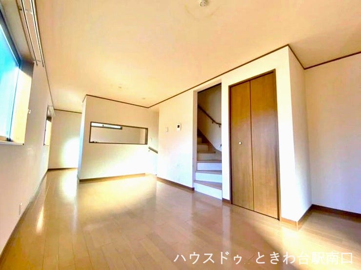 家族が集まるLDKは、動線に配慮された使い勝手の良い間取りです。階段や収納へのアクセスもスムーズで、家族のコミュニケーションを育みやすい設計となっています。