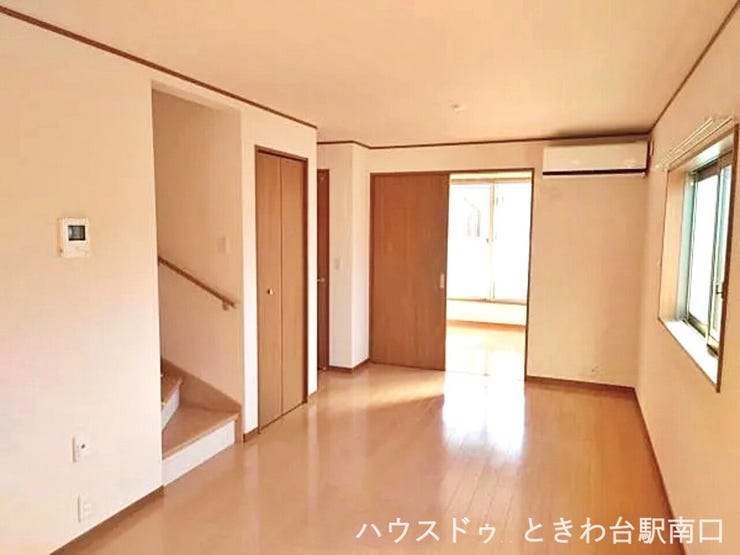 15.5帖の広々としたLDKには床暖房を完備。冬場も足元から優しく暖めてくれます。南向きの大きな窓から差し込む光が、家族の団らんを明るく彩ります。