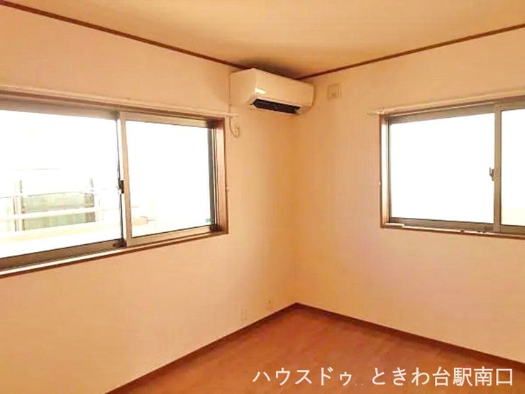 窓が多く配置され、光と風が通り抜ける心地よいお部屋です。リフレッシュされた室内は、どのようなインテリアとも相性が良く、自分らしい暮らしを楽しめます。