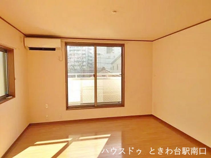 広々とした洋室は、家具の配置がしやすいシンプルな形状。2024年にクロスを一部張替えており、新生活を彩るような明るく清々しい空気に包まれています。