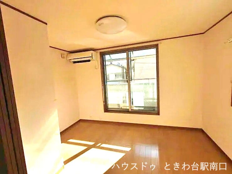 南側からの光が室内の隅々まで届き、日中は照明なしでも明るく過ごせます。2015年築のしっかりとした造りに、最新のリフォームが加わった高品質な住まいです。