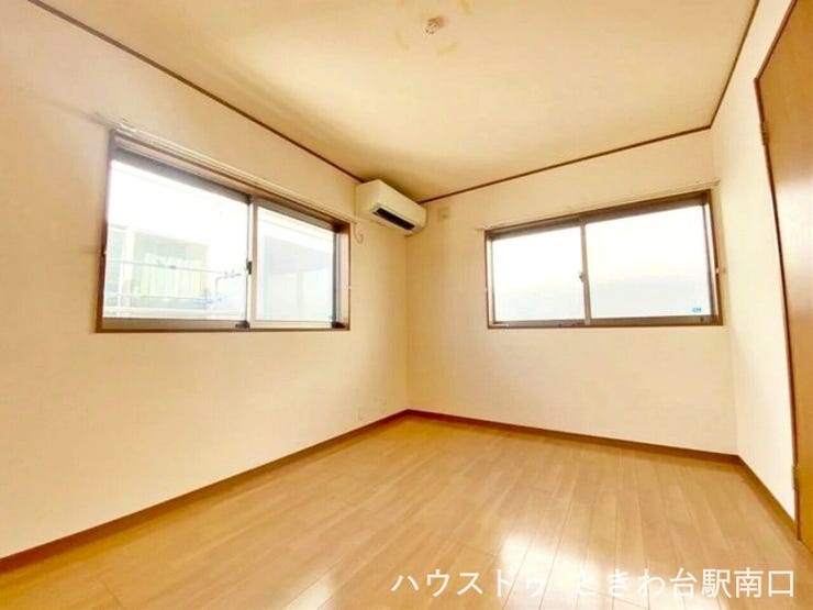 二面採光を実現した明るい洋室です直。自然光がたっぷり入り、風通しも良好。心地よい目覚めをサポートしてくれるような、穏やかでリラックスできるプライベート空間です。