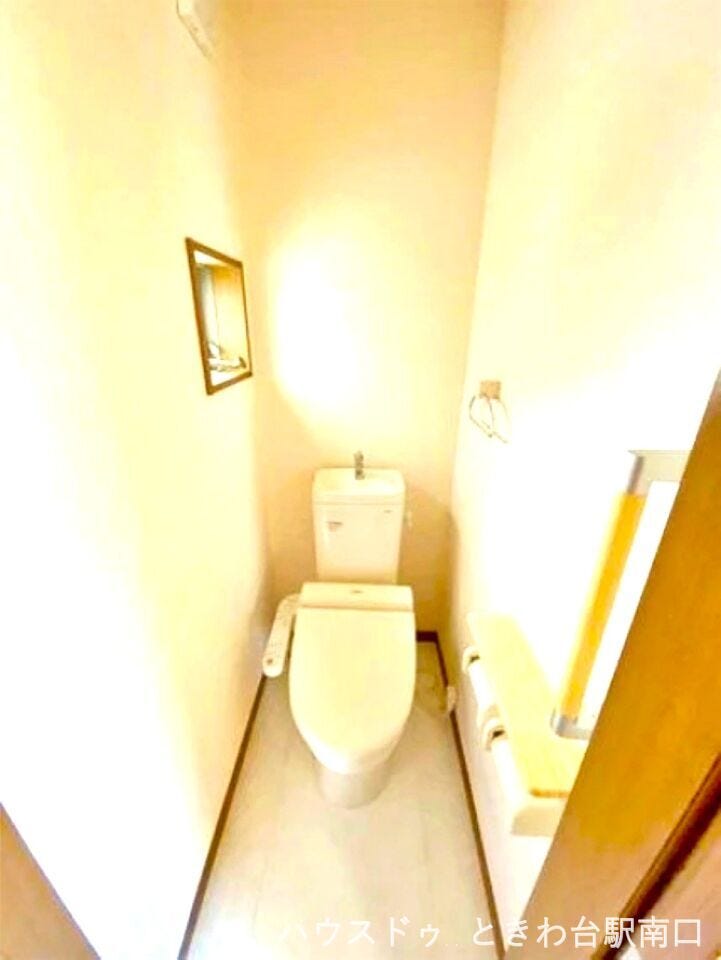 2024年のリフォームで新設されたトイレです。清潔感のあるホワイトを基調とし、手洗い器も備えた機能的な設計。毎日使う場所だからこそ、快適さと清潔感にこだわりました。