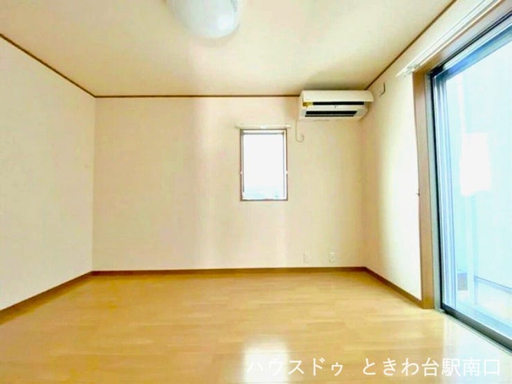 2024年にクロスの一部を張替えており、清潔感あふれる室内です。エアコンも設置済みで、お引越し当日から快適にお過ごしいただけます。明るく開放感のあるお部屋です。