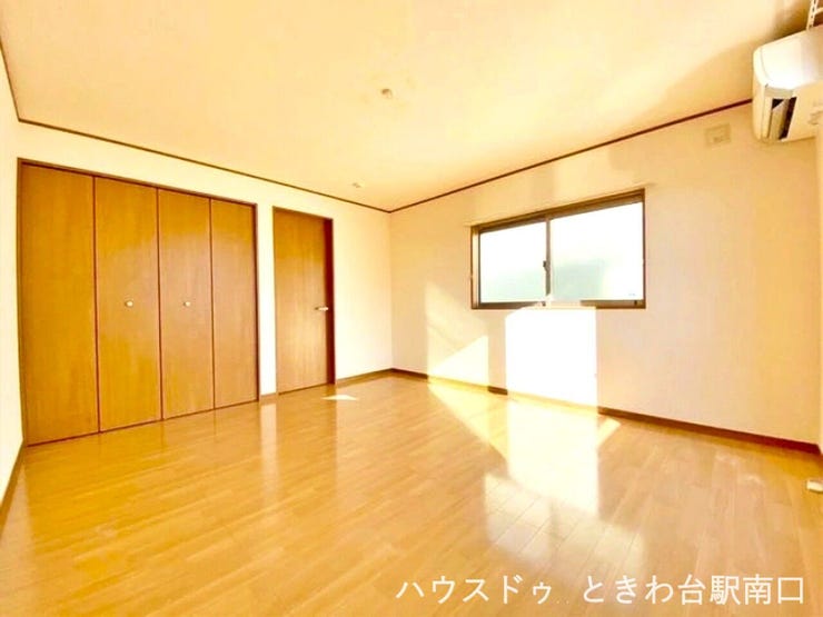 陽当たりが良く心地よい空間です。壁一面に広がる大型のクローゼットを備えており、衣類や小物の整理もスムーズ。お部屋をすっきりと保つことができ、居住性の高さを感じられます。