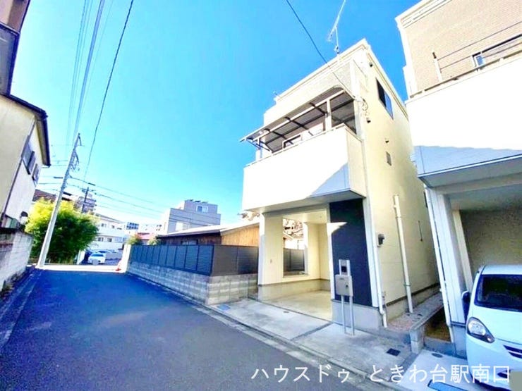 2015年築の戸建てです。南側道路に面した明るい立地で、駐車スペースも完備されています。周囲は閑静な住宅街で、子育て世帯にもおすすめの良好な住環境です。