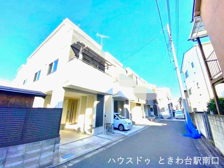 モダンな外観デザインが印象的な戸建てです。南側接道による良好な陽当たりが魅力。2024年に水回りを一新しており、室内コンディションも良好に保たれています。