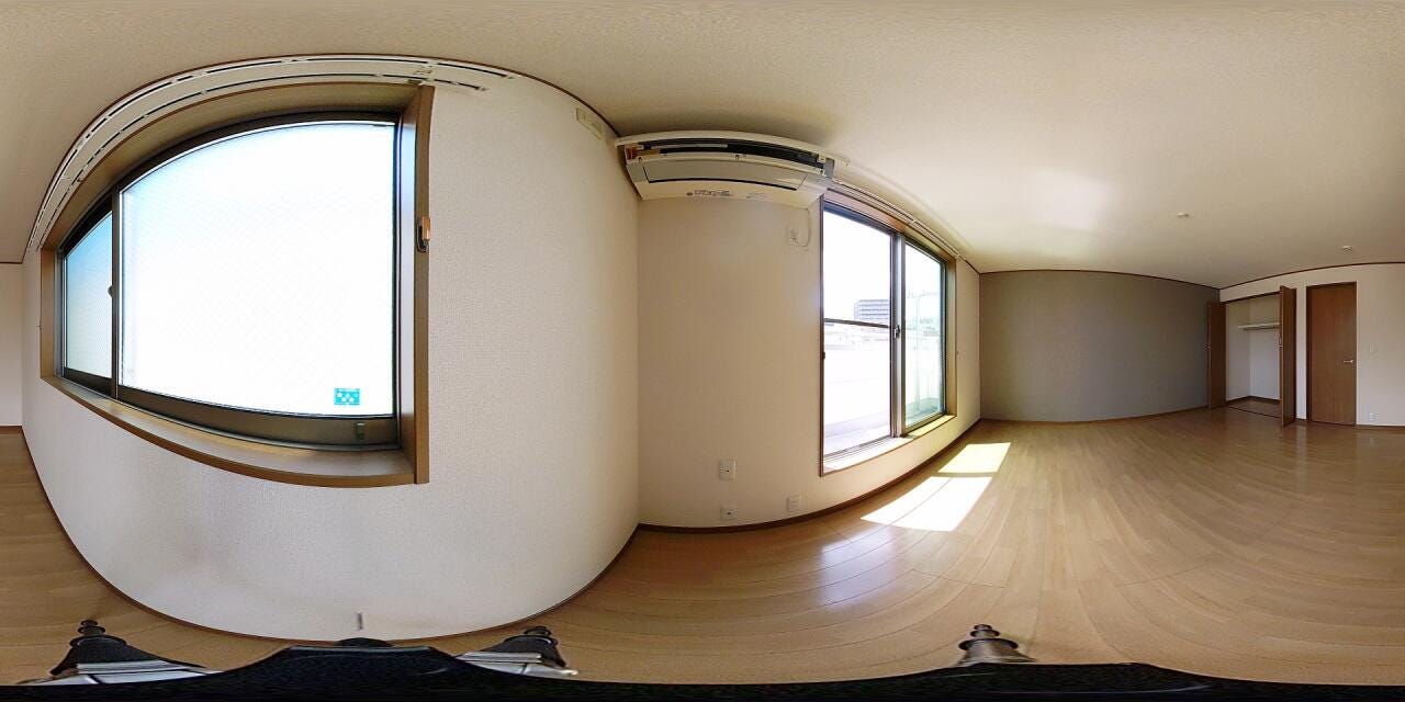 南向きで陽当たり良好な室内は、心地よい風が通り抜ける開放的な造り。2015年築の戸建でありながら、2024年のリフォームを経て、より機能的で過ごしやすい住まいに生まれ変わりました。