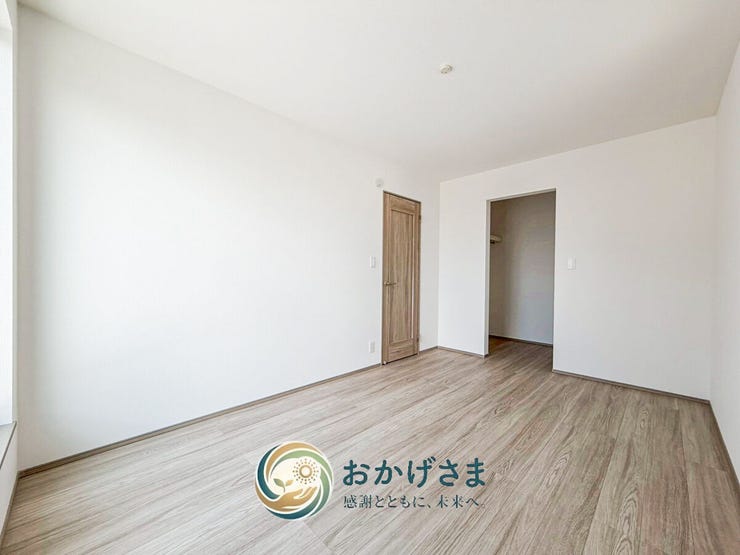 【洋室】
心地よい光が差し込む洋室。寝室や子供部屋など、ライフスタイルに合わせて多目的に使用できます。