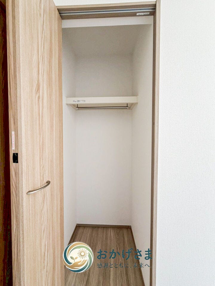 【クローゼット】
コンパクトなクローゼット。ハンガーパイプと棚板付きで、衣類を機能的に収納できます。