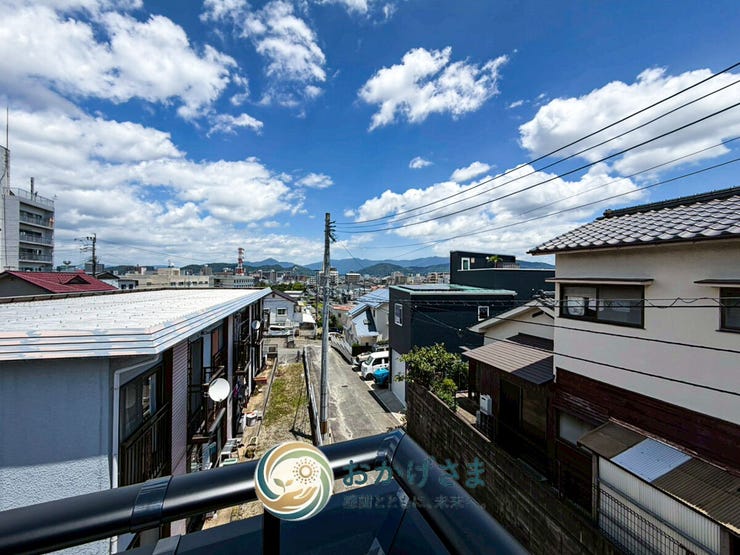 【眺望】
バルコニーからの眺望。周辺は閑静な住宅街で、遠くには山々を望むことができます。