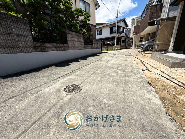 【前面道路】
前面道路は車通りが少なく、小さなお子様がいるご家庭も安心。静かな住環境が魅力です。