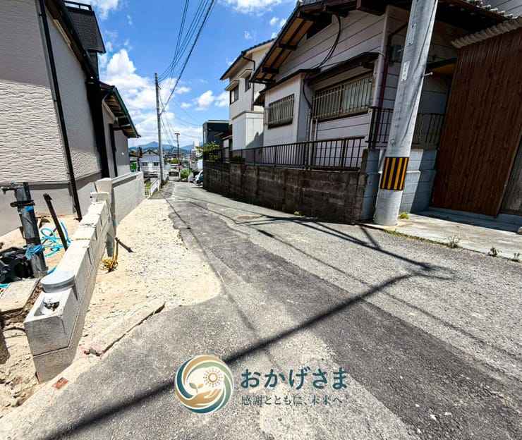 【前面道路】
周辺は整備された住宅街。近隣には駐車スペースもあり、来客時にも便利です。