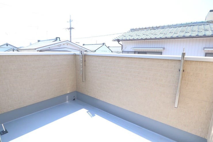 ◇バルコニー◇ 同仕様
南向きバルコニー♪
陽当たりが良く洗濯物が良く乾きそうです♪
便利な洗濯金物が付いています。